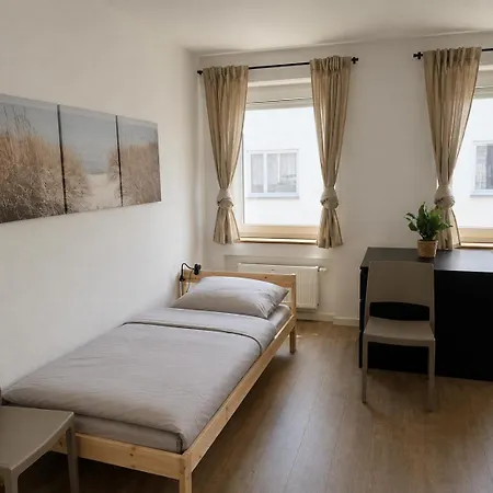 Direkt In Der Fussgaengerzone - 9 Personen